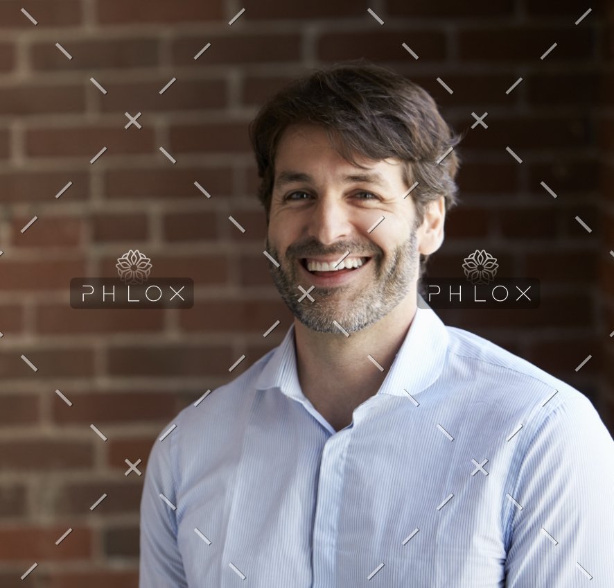 head-and-shoulders-portrait-of-businessman-in-P2DXHCH@2x-1